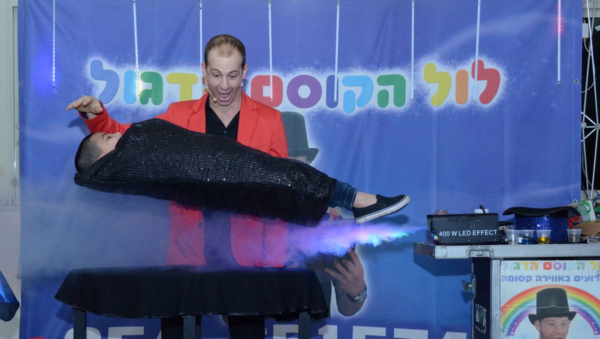 לול-הקוסם-מעיף-ילד-באוויר-עם-עשן