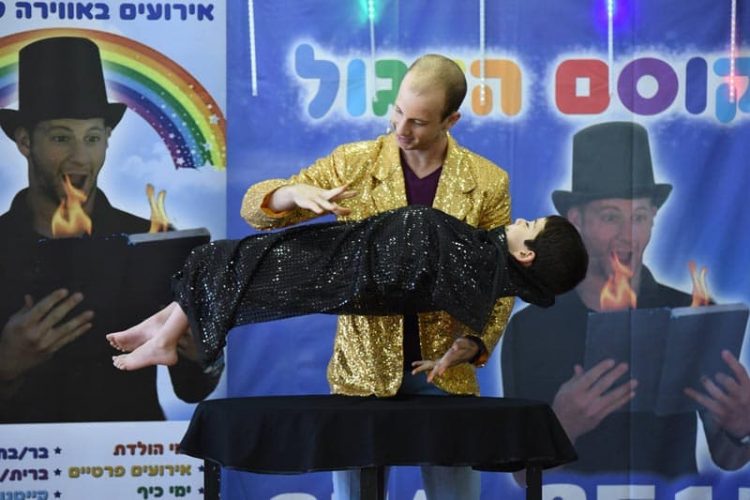 לול הקוסם מעיף ילד באוויר